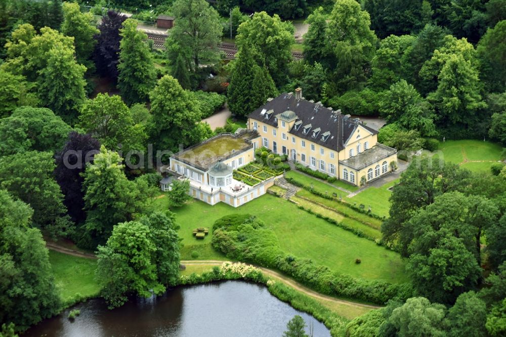 Aumühle from the bird's eye view: Buildings and parks at the mansion of the farmhouse in Aumuehle in the state Schleswig-Holstein, Germany