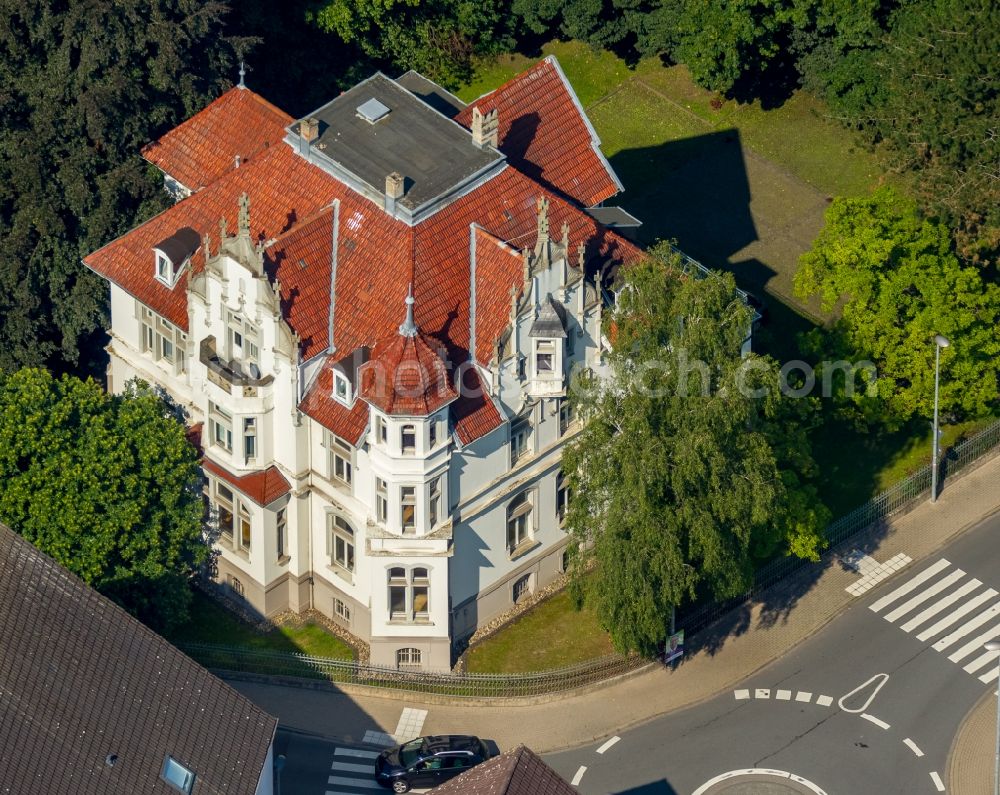 Bünde from the bird's eye view: Buildings and parks at the mansion of the farmhouse at the Hindenburgstrasse in Buende in the state North Rhine-Westphalia