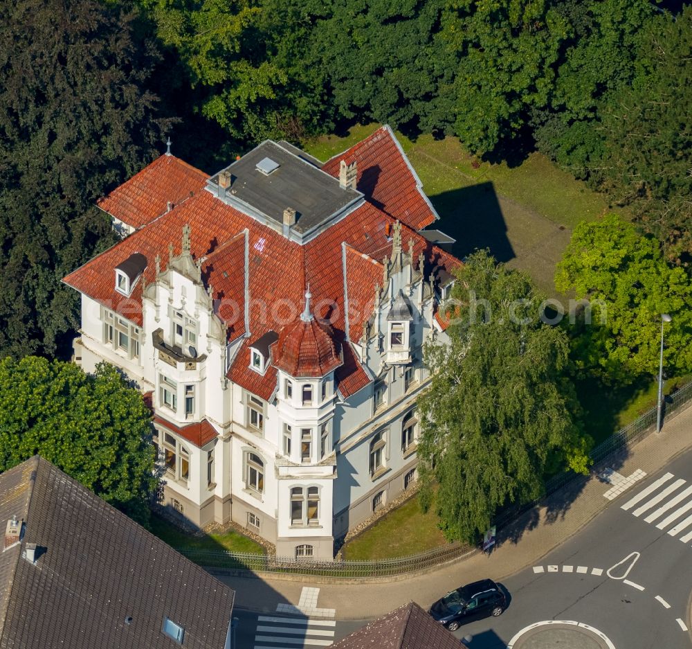 Aerial image Bünde - Buildings and parks at the mansion of the farmhouse at the Hindenburgstrasse in Buende in the state North Rhine-Westphalia