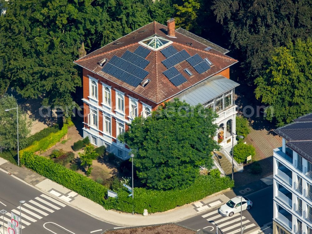 Bünde from the bird's eye view: Buildings and parks at the mansion of the farmhouse at the Hindenburgstrasse in Buende in the state North Rhine-Westphalia