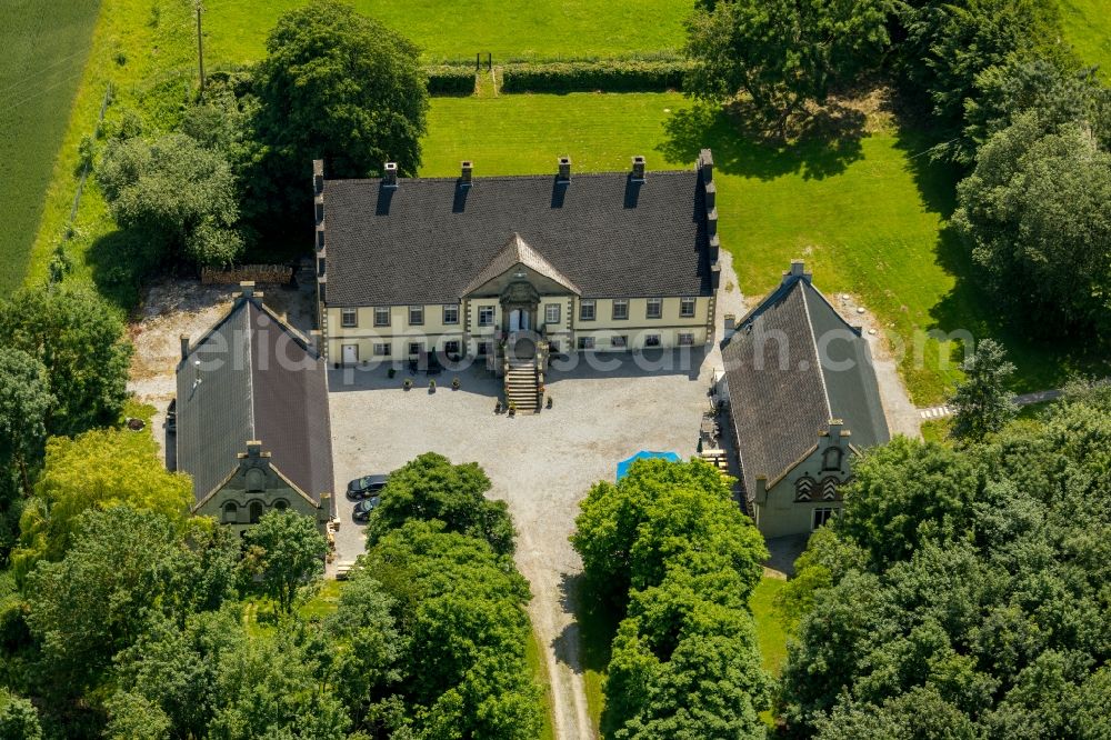 Aerial photograph Brilon - Buildings and parks at the mansion of the farmhouse in Brilon in the state North Rhine-Westphalia, Germany