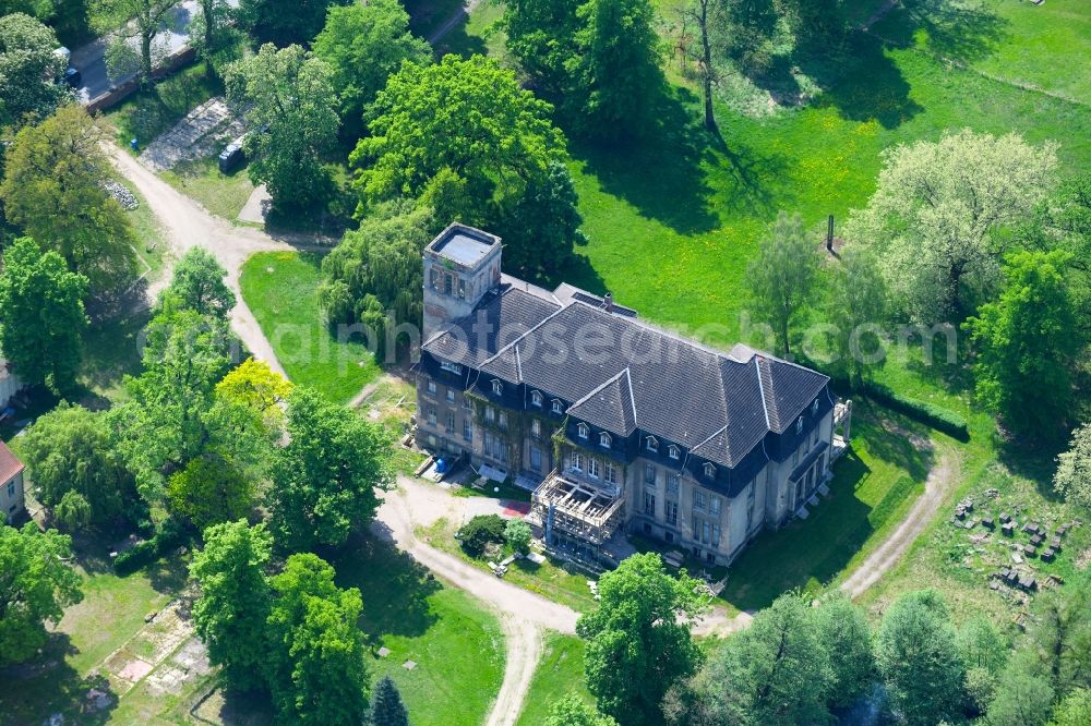 Börnicke from above - Buildings and parks at the mansion of the farmhouse in Boernicke in the state Brandenburg, Germany