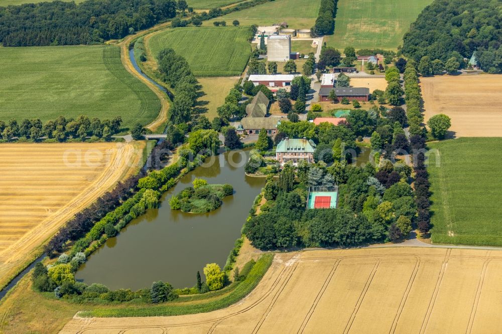 Aerial photograph Drensteinfurt - Buildings and parks at the mansion of the farmhouse in Drensteinfurt in the state North Rhine-Westphalia, Germany