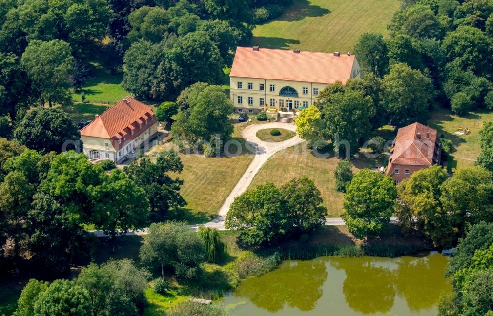 Aerial image Duckow - Buildings and parks on mansion Good Pinnow Duckow, family estate Freiherr von Maltzahn in Duckow in Mecklenburg-Vorpommern