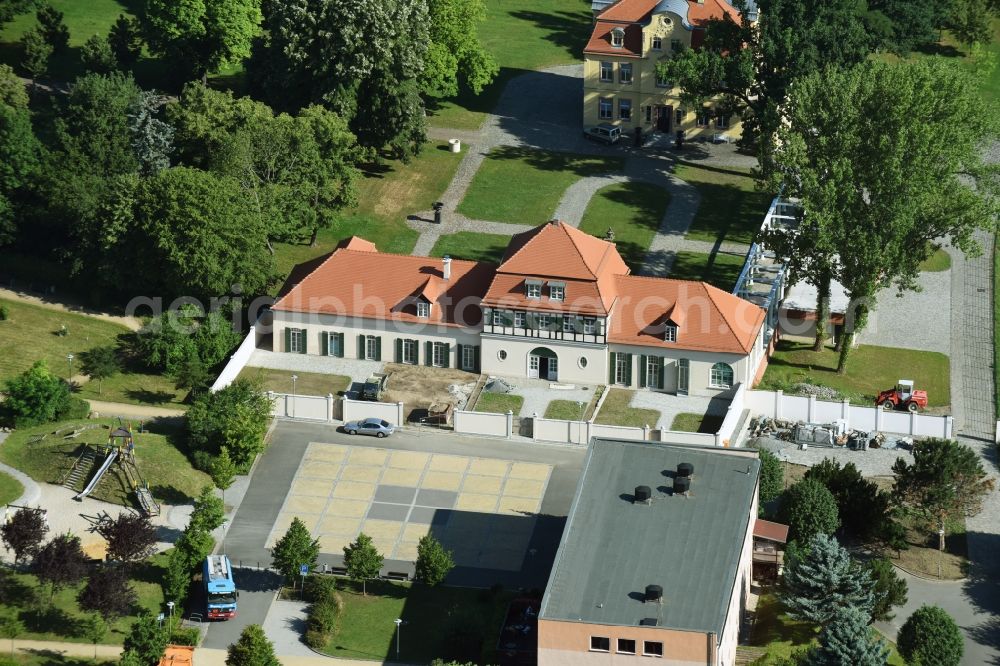 Großdeuben from the bird's eye view: Buildings and parks at the mansion of the farmhouse in Grossdeuben in the state Saxony