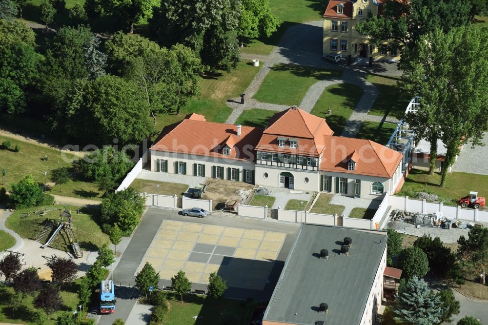 Großdeuben from above - Buildings and parks at the mansion of the farmhouse in Grossdeuben in the state Saxony