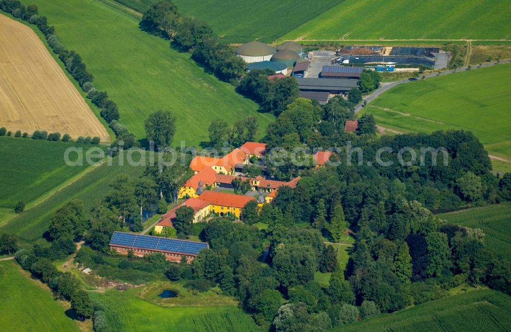 Rödinghausen from the bird's eye view: Buildings and parks at the mansion of the farmhouse Gut Boeckel in Roedinghausen in the state North Rhine-Westphalia. The former home of a knight is now among others used as an event Location