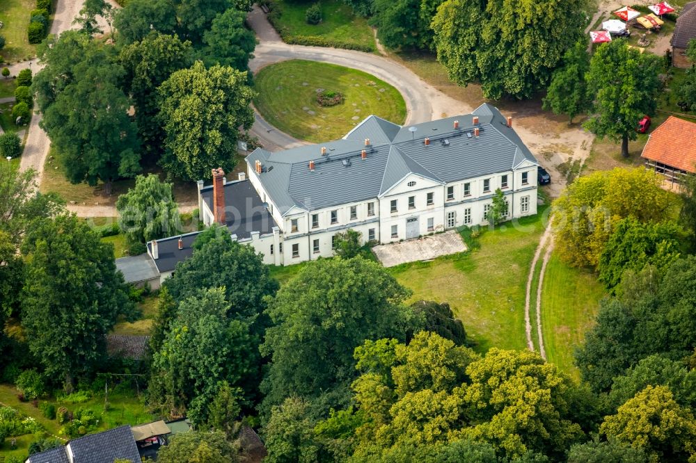 Aerial photograph Rechlin - Buildings and parks at the mansion of the farmhouse in Rechlin in the state Mecklenburg - Western Pomerania