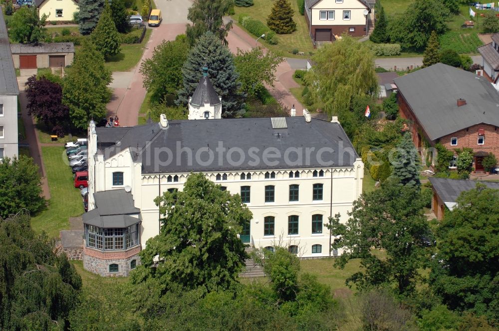 Aerial image Viecheln - Buildings and parks at the mansion of the farmhouse on Schlossstrasse in Viecheln in the state Mecklenburg - Western Pomerania, Germany