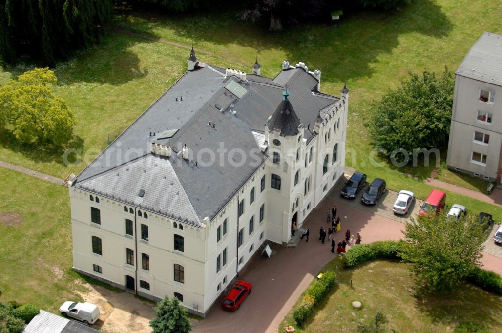 Viecheln from the bird's eye view: Buildings and parks at the mansion of the farmhouse on Schlossstrasse in Viecheln in the state Mecklenburg - Western Pomerania, Germany