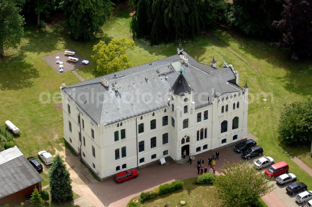 Aerial image Viecheln - Buildings and parks at the mansion of the farmhouse on Schlossstrasse in Viecheln in the state Mecklenburg - Western Pomerania, Germany