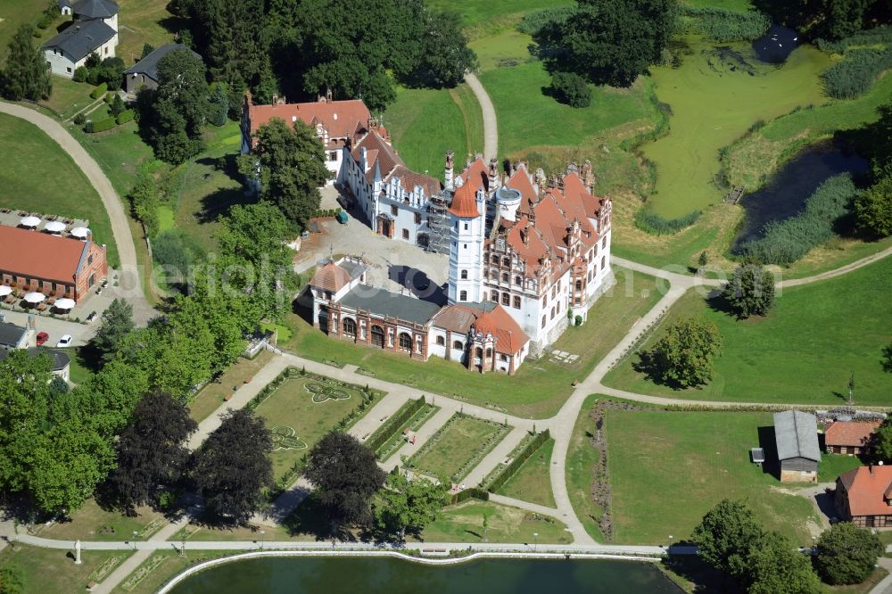 Aerial image Basedow - Building and Castle Park Castle in Basedow in the state Mecklenburg - Western Pomerania