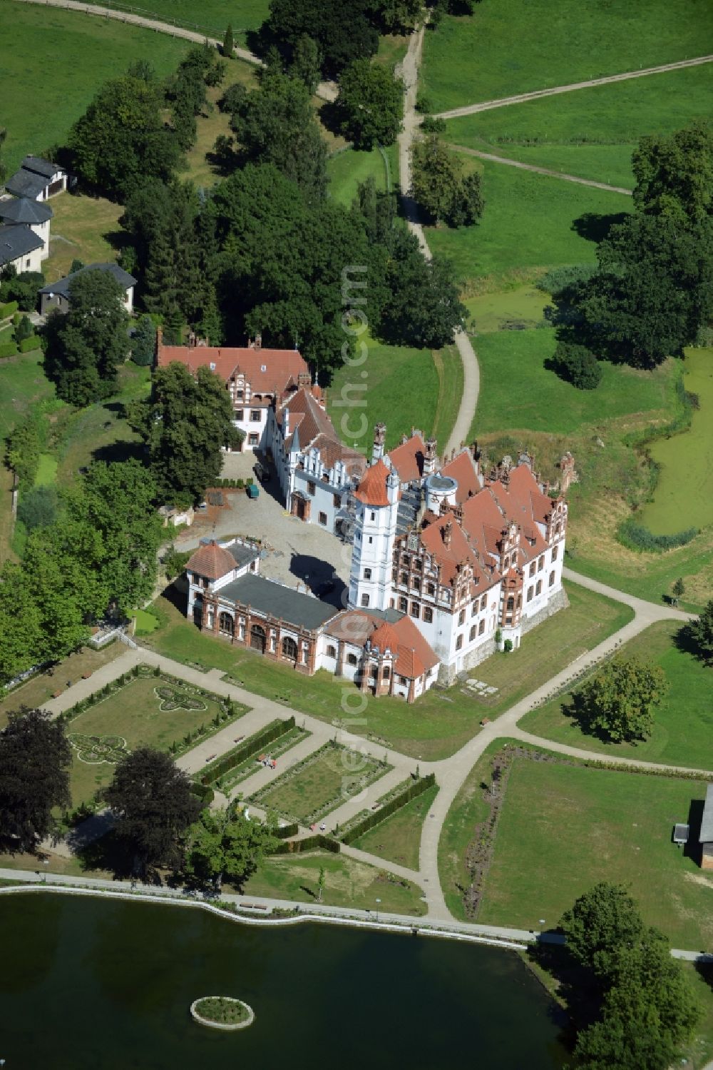 Basedow from the bird's eye view: Building and Castle Park Castle in Basedow in the state Mecklenburg - Western Pomerania