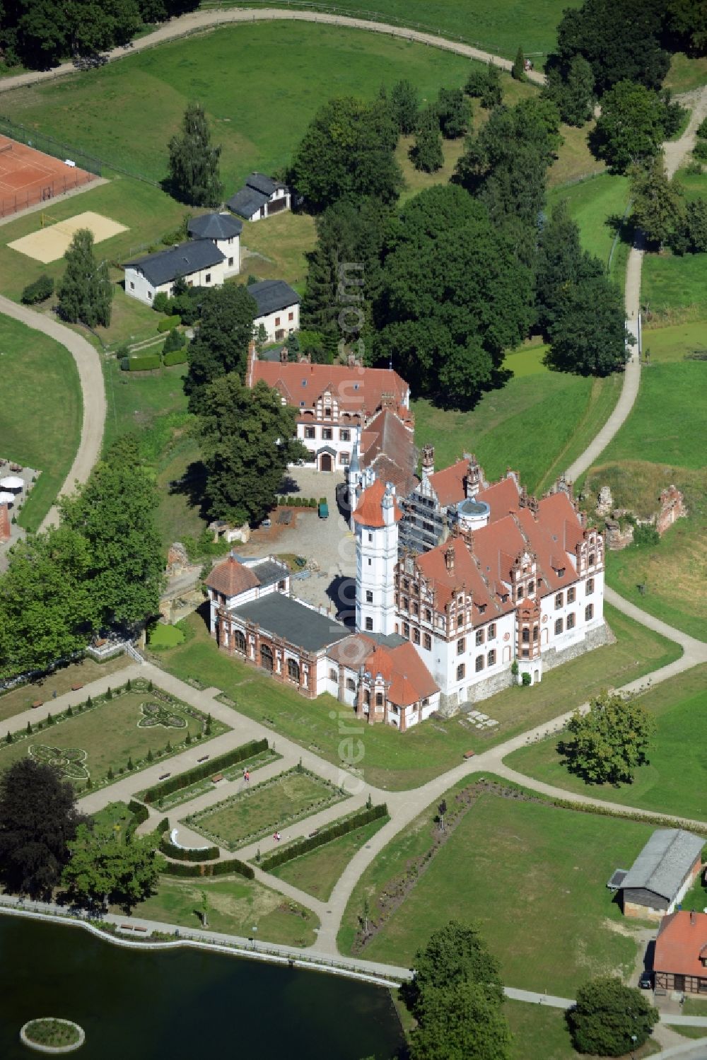 Aerial image Basedow - Building and Castle Park Castle in Basedow in the state Mecklenburg - Western Pomerania