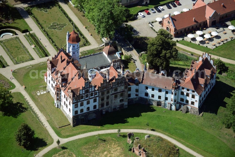 Aerial image Basedow - Building and Castle Park Castle in Basedow in the state Mecklenburg - Western Pomerania