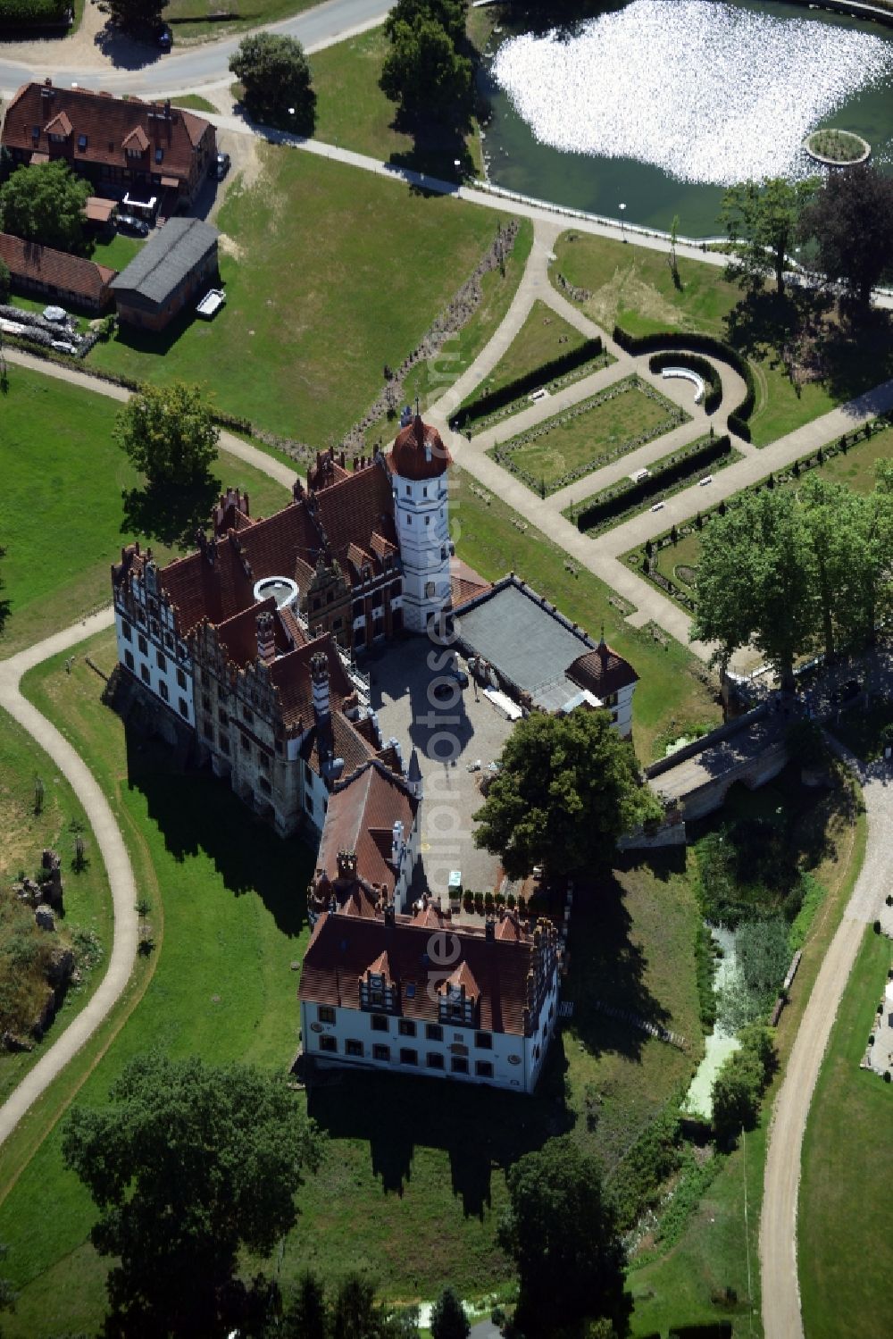 Aerial image Basedow - Building and Castle Park Castle in Basedow in the state Mecklenburg - Western Pomerania