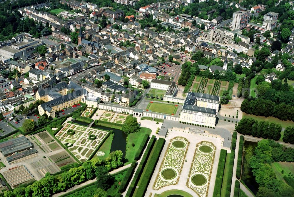 Aerial photograph Brühl - Building and Castle Park Castle in Bruehl in the state North Rhine-Westphalia