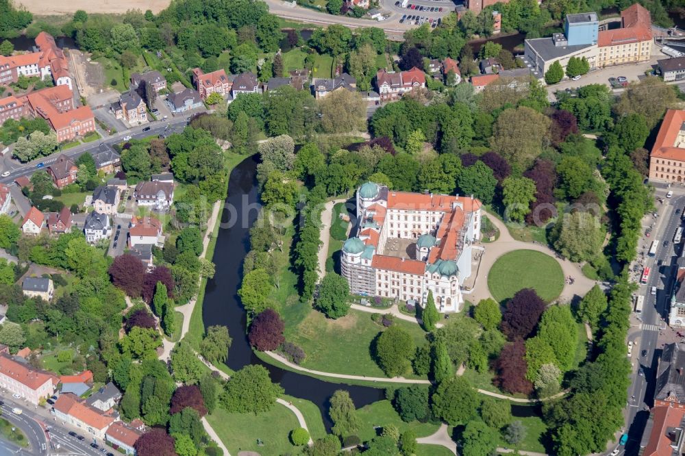 Aerial photograph Celle - Building and Castle Park Castle Celle in the state Lower Saxony. Castle Celle in Lower Saxony. Duke Castle Celle is one of the most beautiful castles of the Welfs. It is built in the style of the Baroque and the Renaissance