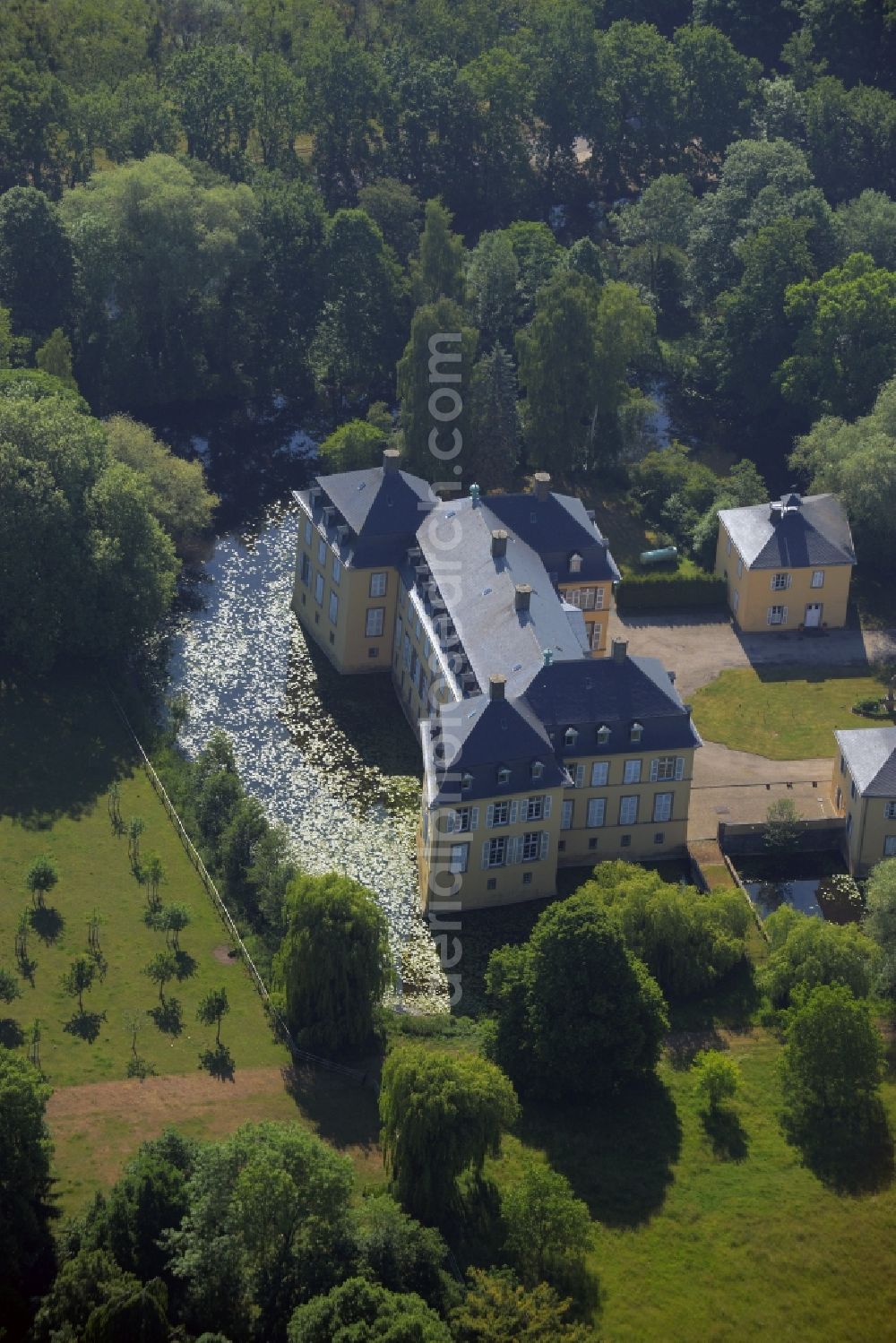 Wadersloh from above - Building and Castle Park of Castle Crassenstein in the Diestedde part of the borough of Wadersloh in the state of North Rhine-Westphalia. The historic building with its yellow facade, the park and pond is located in the North of Diestedde. Today, it is used as an event location and research facility