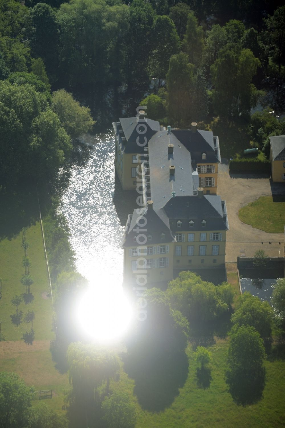 Wadersloh from the bird's eye view: Building and Castle Park of Castle Crassenstein in the Diestedde part of the borough of Wadersloh in the state of North Rhine-Westphalia. The historic building with its yellow facade, the park and pond is located in the North of Diestedde. Today, it is used as an event location and research facility