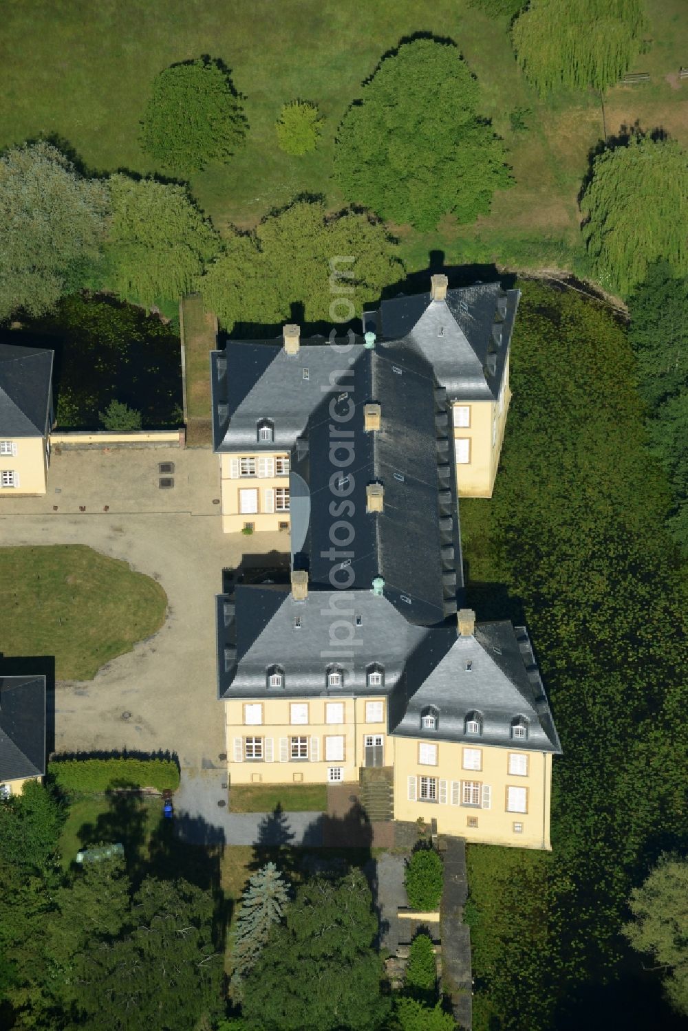 Aerial image Wadersloh - Building and Castle Park of Castle Crassenstein in the Diestedde part of the borough of Wadersloh in the state of North Rhine-Westphalia. The historic building with its yellow facade, the park and pond is located in the North of Diestedde. Today, it is used as an event location and research facility