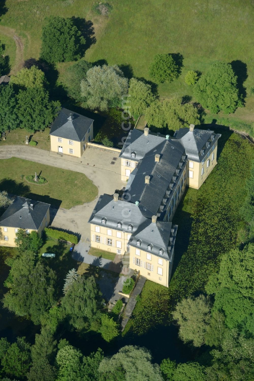 Aerial photograph Wadersloh - Building and Castle Park of Castle Crassenstein in the Diestedde part of the borough of Wadersloh in the state of North Rhine-Westphalia. The historic building with its yellow facade, the park and pond is located in the North of Diestedde. Today, it is used as an event location and research facility