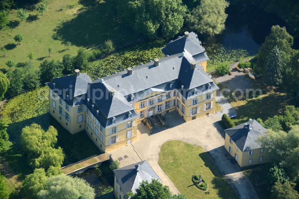 Wadersloh from the bird's eye view: Building and Castle Park of Castle Crassenstein in the Diestedde part of the borough of Wadersloh in the state of North Rhine-Westphalia. The historic building with its yellow facade and the park is located in the North of Diestedde. Today, it is used as an event location and research facility