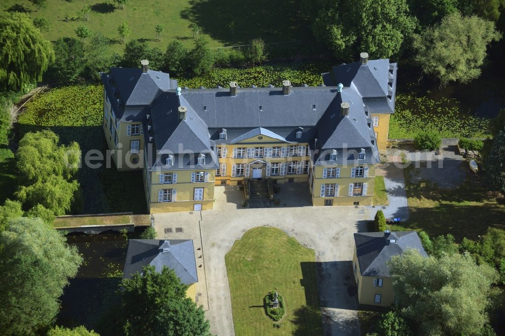 Aerial image Wadersloh - Building and Castle Park of Castle Crassenstein in the Diestedde part of the borough of Wadersloh in the state of North Rhine-Westphalia. The historic building with its yellow facade and the park is located in the North of Diestedde. Today, it is used as an event location and research facility