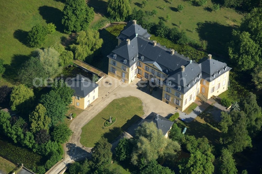 Wadersloh from the bird's eye view: Building and Castle Park of Castle Crassenstein in the Diestedde part of the borough of Wadersloh in the state of North Rhine-Westphalia. The historic building with its yellow facade and the park is located in the North of Diestedde. Today, it is used as an event location and research facility