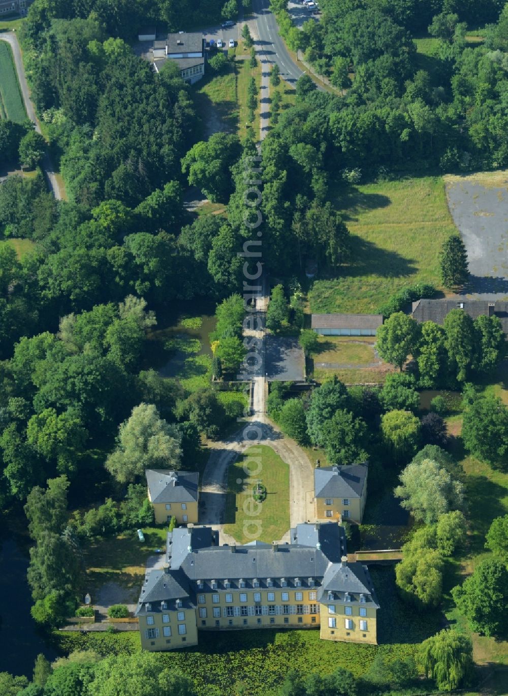 Aerial image Wadersloh - Building and Castle Park of Castle Crassenstein in the Diestedde part of the borough of Wadersloh in the state of North Rhine-Westphalia. The historic building with its yellow facade, the park and pond is located in the North of Diestedde. Today, it is used as an event location and research facility