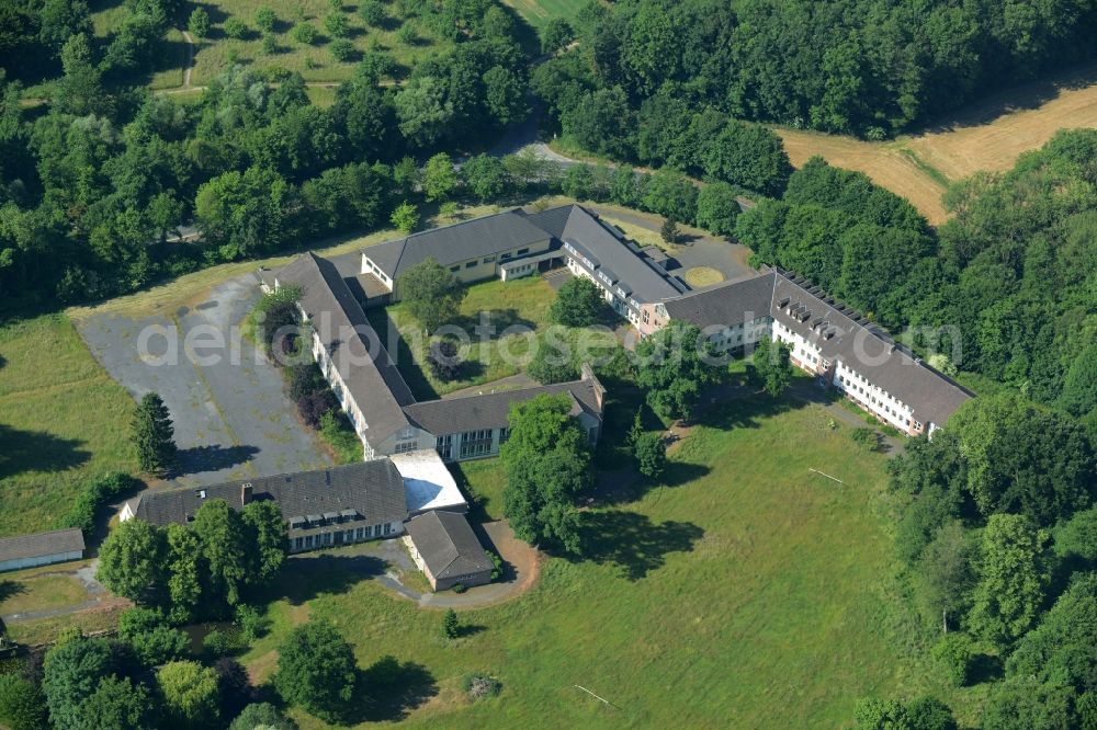 Aerial photograph Wadersloh - Building and Castle Park of Castle Crassenstein in the Diestedde part of the borough of Wadersloh in the state of North Rhine-Westphalia. The historic building with its yellow facade and the park is located in the North of Diestedde. Today, it is used as an event location and research facility