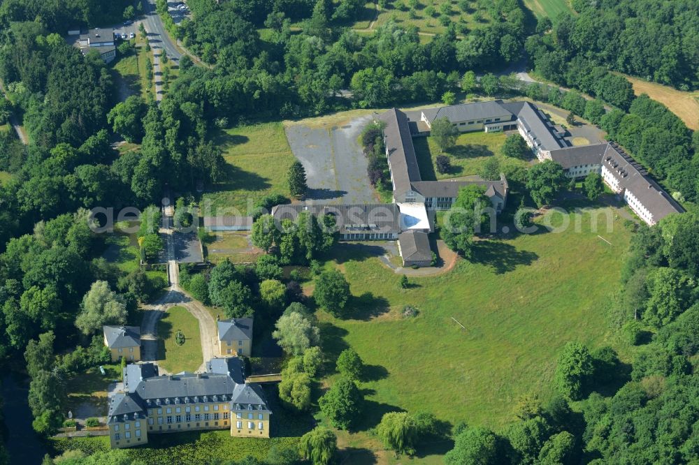 Wadersloh from above - Building and Castle Park of Castle Crassenstein in the Diestedde part of the borough of Wadersloh in the state of North Rhine-Westphalia. The historic building with its yellow facade and the park is located in the North of Diestedde. Today, it is used as an event location and research facility