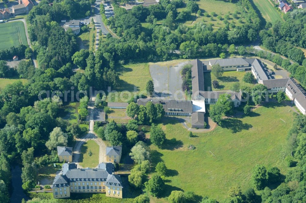 Wadersloh from the bird's eye view: Building and Castle Park of Castle Crassenstein in the Diestedde part of the borough of Wadersloh in the state of North Rhine-Westphalia. The historic building with its yellow facade and the park is located in the North of Diestedde. Today, it is used as an event location and research facility