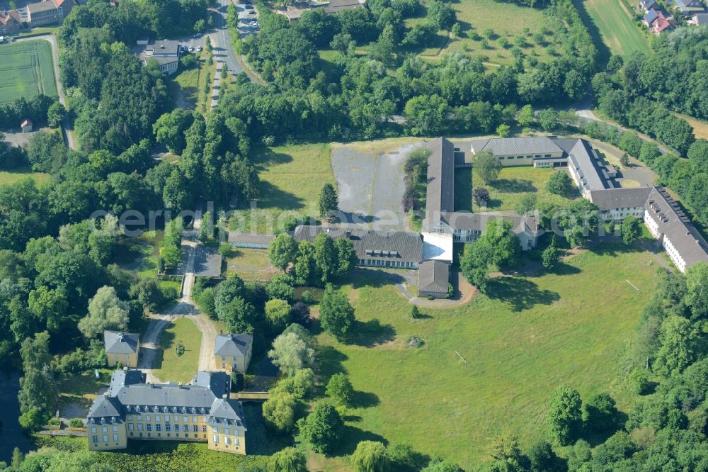 Aerial image Wadersloh - Building and Castle Park of Castle Crassenstein in the Diestedde part of the borough of Wadersloh in the state of North Rhine-Westphalia. The historic building with its yellow facade and the park is located in the North of Diestedde. Today, it is used as an event location and research facility