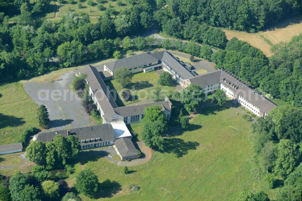 Aerial photograph Wadersloh - Building and Castle Park of Castle Crassenstein in the Diestedde part of the borough of Wadersloh in the state of North Rhine-Westphalia. The historic building with its yellow facade and the park is located in the North of Diestedde. Today, it is used as an event location and research facility