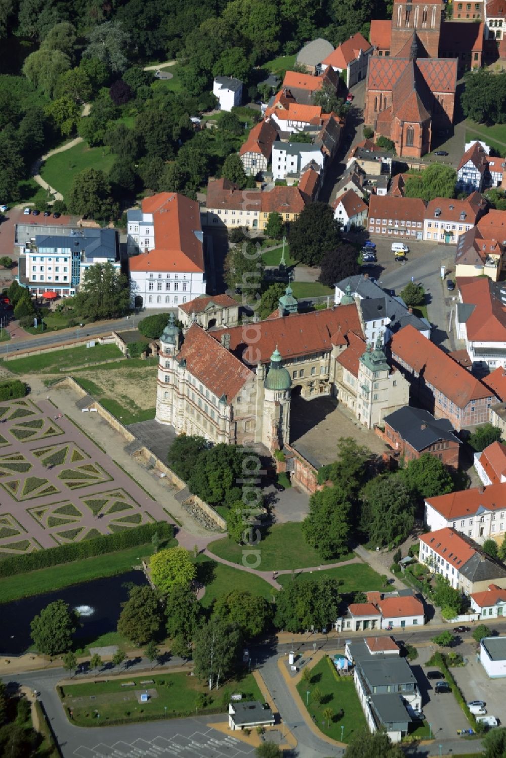 Aerial photograph Güstrow - Building and Castle Park Castle Guestrow in Guestrow in the state Mecklenburg - Western Pomerania