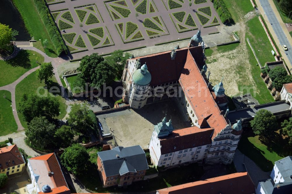 Aerial photograph Güstrow - Building and Castle Park Castle Guestrow in Guestrow in the state Mecklenburg - Western Pomerania