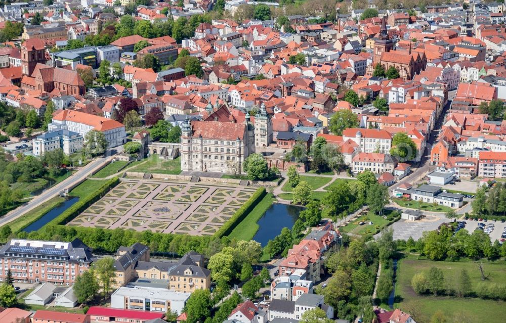 Aerial photograph Güstrow - Building and Castle Park Castle Guestrow in Guestrow in the state Mecklenburg - Western Pomerania