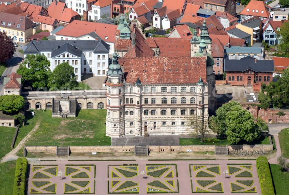 Güstrow from the bird's eye view: Building and Castle Park Castle Guestrow in Guestrow in the state Mecklenburg - Western Pomerania