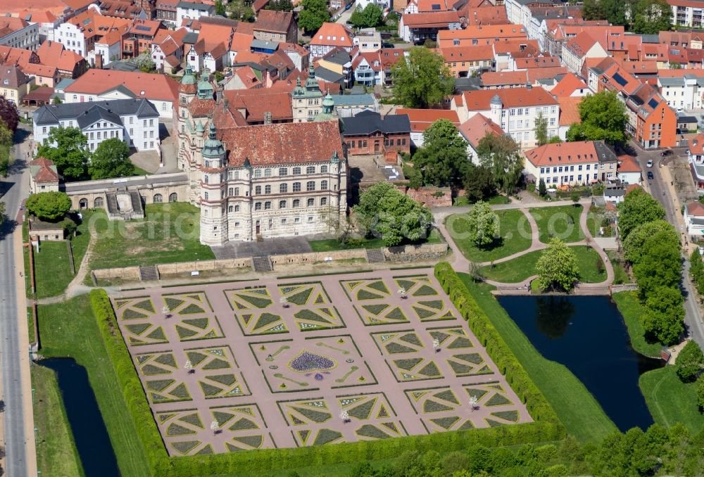 Aerial image Güstrow - Building and Castle Park Castle Guestrow in Guestrow in the state Mecklenburg - Western Pomerania