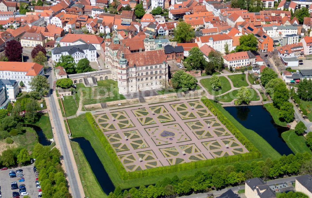 Aerial photograph Güstrow - Building and Castle Park Castle Guestrow in Guestrow in the state Mecklenburg - Western Pomerania