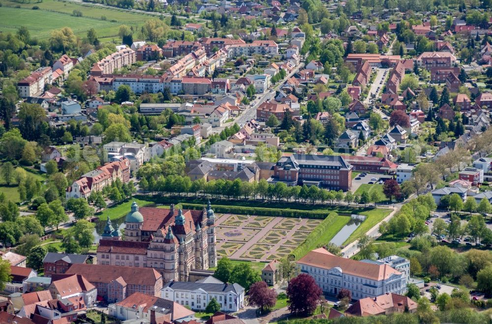 Güstrow from the bird's eye view: Building and Castle Park Castle Guestrow in Guestrow in the state Mecklenburg - Western Pomerania