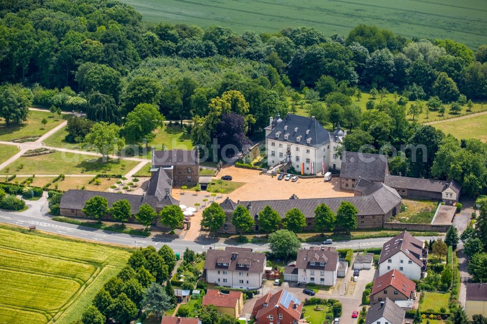 Aerial photograph Holzwickede - Building and Castle Park Castle House Opherdicke in Holzwickede in the state North Rhine-Westphalia