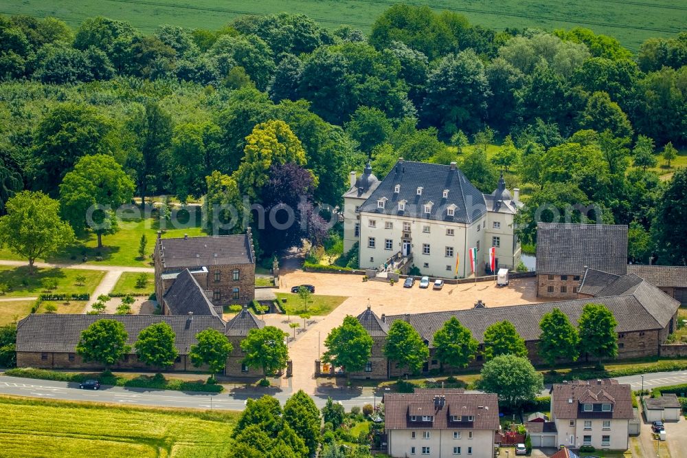 Holzwickede from the bird's eye view: Building and Castle Park Castle House Opherdicke in Holzwickede in the state North Rhine-Westphalia