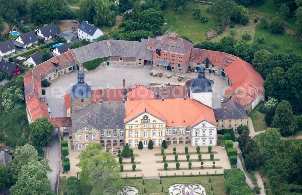 Haldensleben from the bird's eye view: Building and Castle Park Castle Hundisburg in Haldensleben in the state Saxony-Anhalt