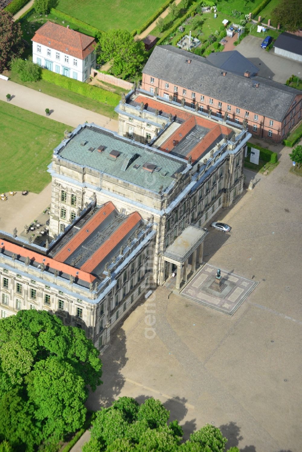 Ludwigslust from the bird's eye view: Building and Castle Park Castle Ludwigslust in the state Mecklenburg - Western Pomerania