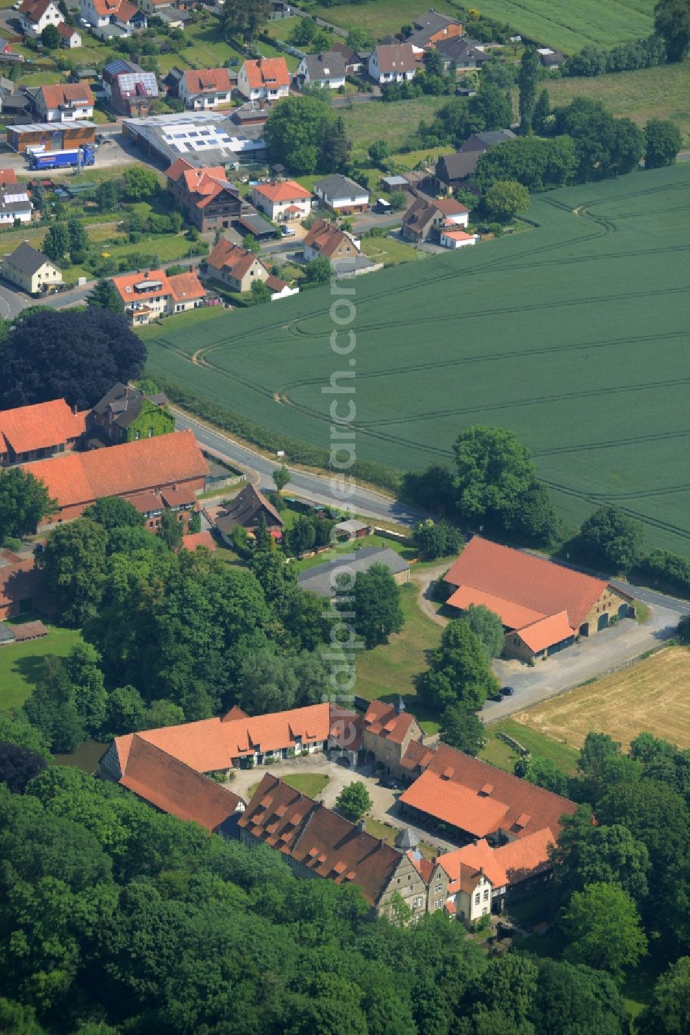 Apelern from above - Building and Castle Park Castle Schloss von Muenchhausen in Apelern in the state Lower Saxony