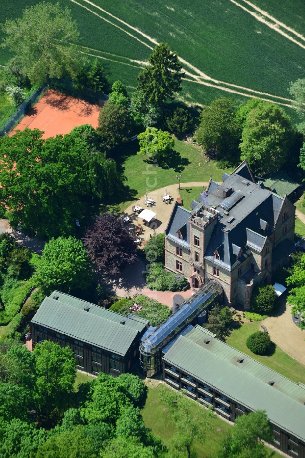 Kelkheim (Taunus) from above - Building and Castle Park Castle des Schlosshotel Rettershof in Kelkheim (Taunus) in the state Hesse