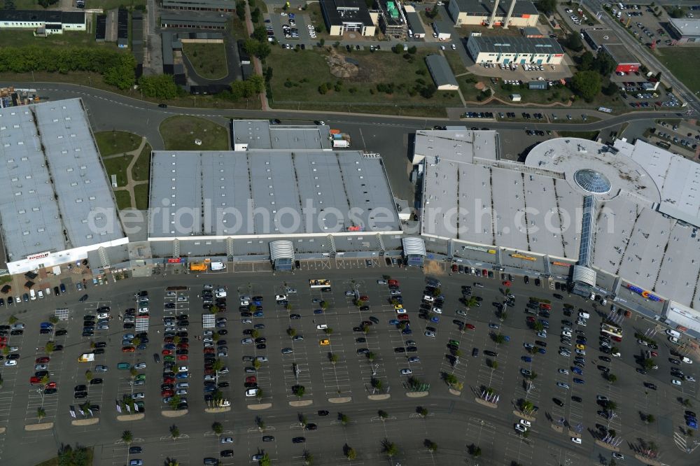 Riesa from the bird's eye view: Building and parking lot of the shopping center Riesapark in Riesa in the state Saxony