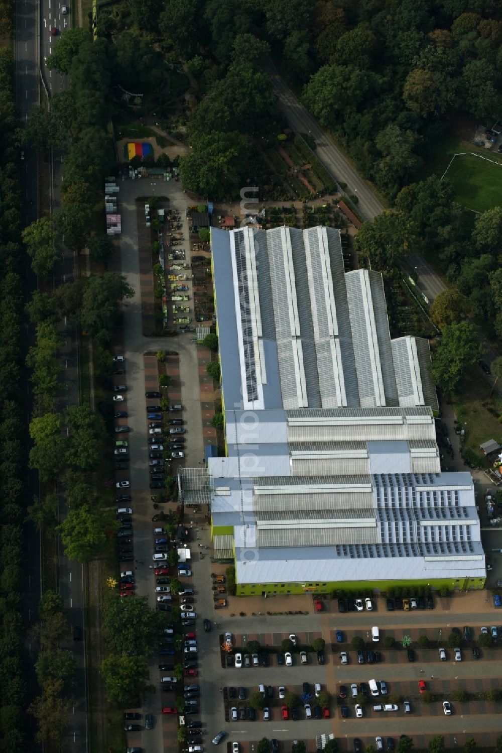 Hoppegarten from the bird's eye view: Building of Store plant market Pflanzen-Koelle Gartencenter GmbH & Co. KG Berlin - Dahlwitz-Hoppegarten am Bollensdorfer Weg in Hoppegarten in the state Brandenburg